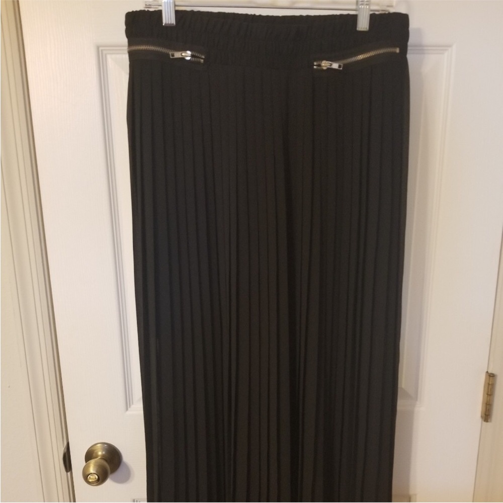 Black pleated skirt